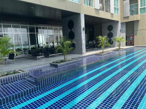 Bazén v ubytování Noble Residence nearby MRT Thailand Culture Center, Rama 9, Sukhumvit station nebo v jeho okolí