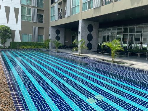 Bazén v ubytování Noble Residence nearby MRT Thailand Culture Center, Rama 9, Sukhumvit station nebo v jeho okolí