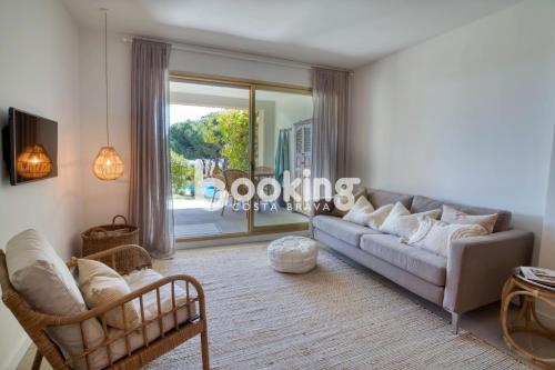 Posezení v ubytování Las Velas I Planta baja en S'Agaró con vista mar y agradable terraza con acceso directo a la piscina