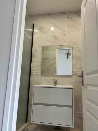 Kúpeľňa v ubytovaní Grand logement Centre Ville Massy