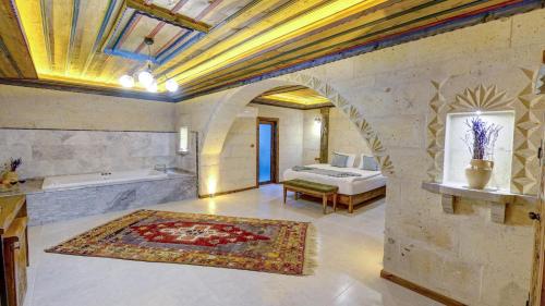 een grote badkamer met een bad en een wastafel bij Premium Cappadocia House in Goreme