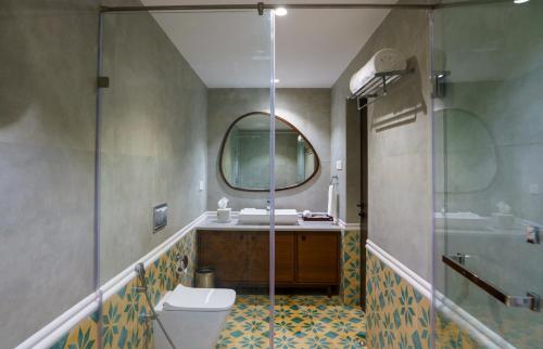 ein Badezimmer mit Toilette, Waschbecken und Dusche in der Unterkunft ama Stays & Trails White House, Lonavala in Lonavla