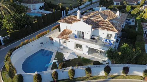 Fotografia z galérie ubytovania Villa encantadora junto a la playa en Los Monteros con seguridad 24 horas v Marbelli