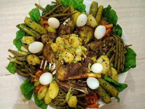 une assiette de denrées alimentaires contenant des œufs et des légumes dans l'établissement دوار ابغاوة ازغيرة تروال سد الوحدة وزان, à Ouazzane