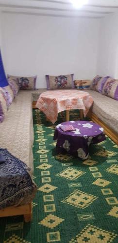 - un salon avec un canapé et une table dans l'établissement دوار ابغاوة ازغيرة تروال سد الوحدة وزان, à Ouazzane