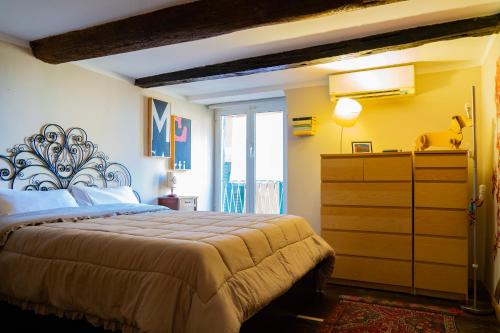 um quarto com uma cama grande e uma cómoda em Martina Guest House em Gênova