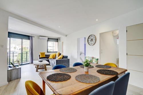 a dining room and living room with a table and chairs at Le Yang - T3 Cosy & moderne à Saint Denis in Saint-Denis