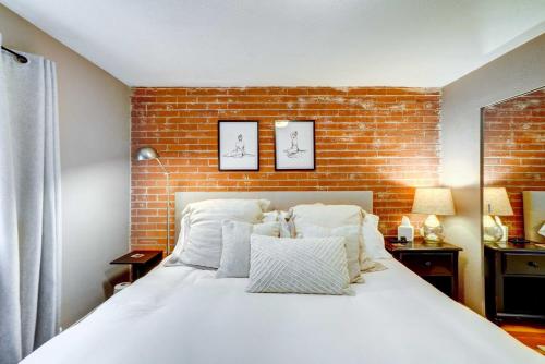 Säng eller sängar i ett rum på Luxe Denver Condo with Community Patio and Grill