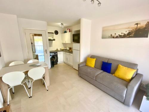 un salon avec un canapé et une table dans l'établissement Le Magnolia By SCLS Locations, à Cannes