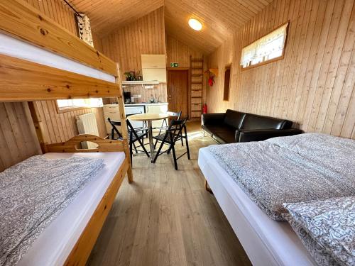 Pokój z 2 łóżkami i stołem oraz kuchnią w obiekcie Cosy Cottage, Few meters from the tourist attraction CAVES OF HELLA w mieście Hella