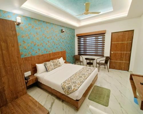 Rāmgarh的住宿－Cloud Inn, Ramgarh，一间卧室配有一张床和一张桌子及椅子