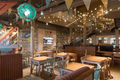 um restaurante com mesas e cadeiras de madeira e uma escadaria em TSCaravan, Haven, Golden Sands em Mablethorpe