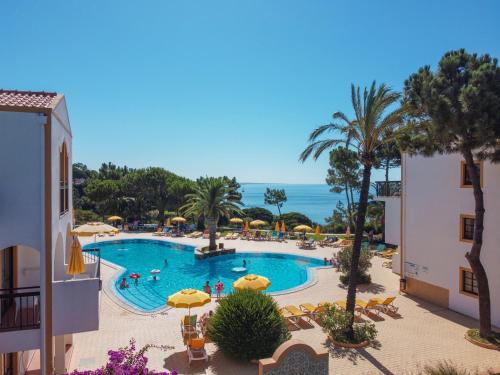 een uitzicht op het zwembad van een resort bij Alfagar Village in Albufeira