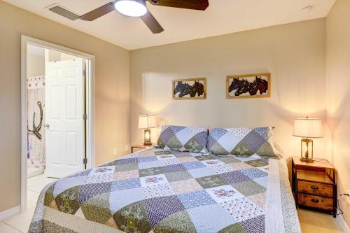1 dormitorio con 1 cama con edredón en Pet-Friendly Ocala Vacation Rental!, en Ocala