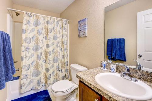 y baño con lavabo, aseo y cortina de ducha. en Pet-Friendly Ocala Vacation Rental!, en Ocala