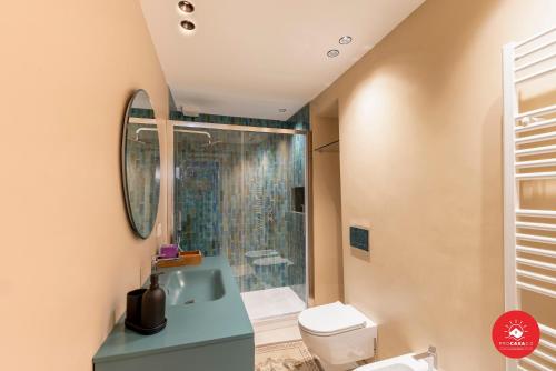 ein Bad mit einer Dusche, einem Waschbecken und einem WC in der Unterkunft Wild Zagara Luxury Sea View in La Spezia