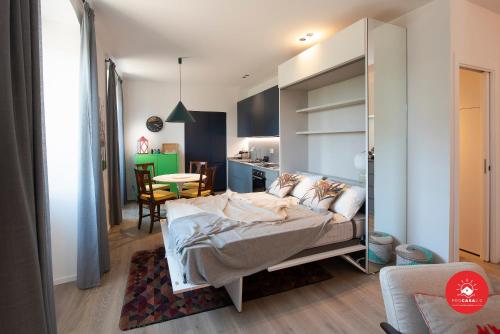 1 Schlafzimmer mit einem Bett, einer Küche und einem Tisch in der Unterkunft Wild Zagara Luxury Sea View in La Spezia