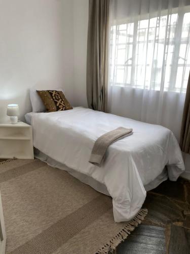 Ένα ή περισσότερα κρεβάτια σε δωμάτιο στο Desert Rose Apartments - Lusaka Zambia