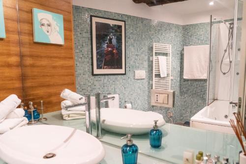 uma casa de banho com um lavatório e uma banheira em Martina Guest House em Gênova