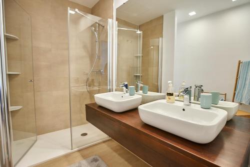 y baño con 2 lavabos y ducha. en Penthouse with stunning view and rooftop terrace, en Manilva