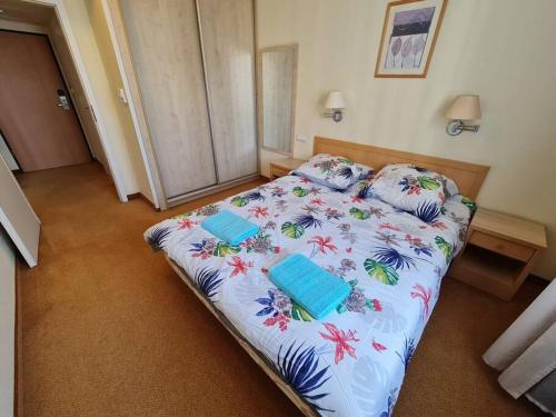 Un dormitorio con una cama grande con flores. en 10Q - Z6 Apartament 803 en Varsovia