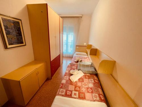 Habitación pequeña con 2 camas. en CONDOMINIO SATURNO, en Lido di Jesolo