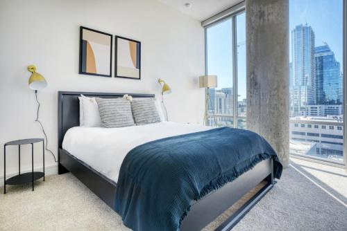 Giường trong phòng chung tại Downtown 2br w gym wd pool nr 6th St bars ATX-7