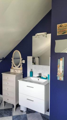 uma casa de banho com um lavatório branco e um espelho. em Appartement Vallée de la Risle em Glos-sur-Risle