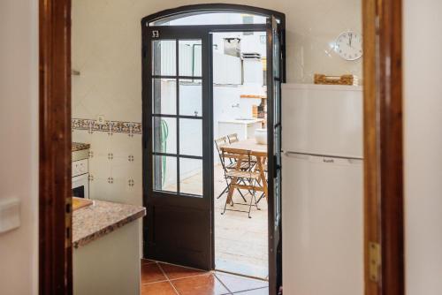 Il comprend une cuisine équipée d'un réfrigérateur blanc et d'une table. dans l'établissement Altura Beach Villa by GT House, à Altura