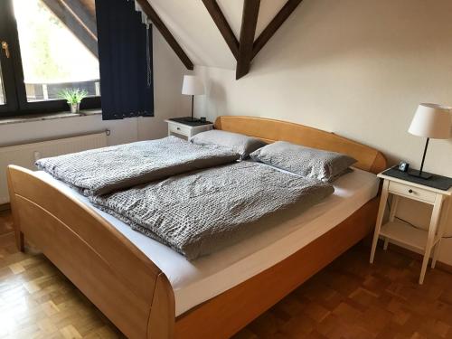 Postel nebo postele na pokoji v ubytování Ferienwohnung Weitblick am Kurpark