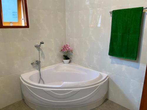 Ett badrum på Villa Ayu Legian