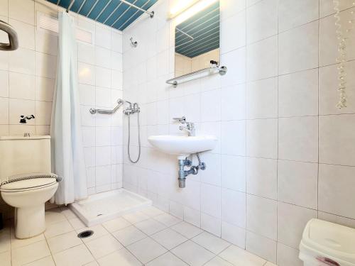 e bagno con servizi igienici, lavandino e doccia. di G92 City Hotel a Città di Rodi