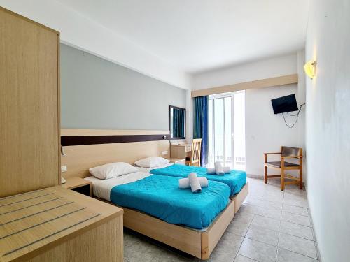 - une chambre avec un lit avec deux animaux rembourrés dans l'établissement G92 City Hotel, à Rhodes