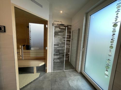 Ένα μπάνιο στο Luxus-Ferienwohnung GREENFEE Fleesensee