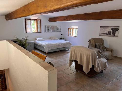 Llit o llits en una habitació de Magnifique villa en pierre au calme absolu