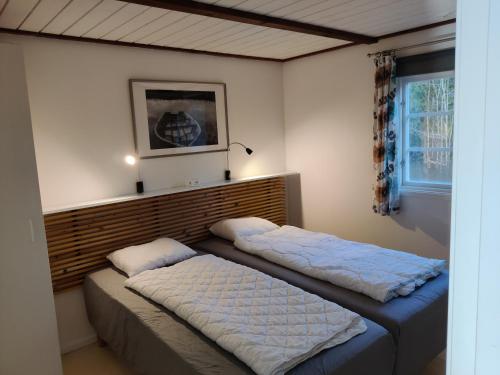 Lönashult的住宿－Hunnebo，一间卧室设有两张床和窗户。