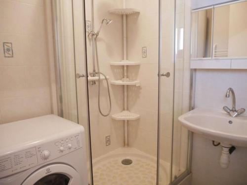y baño con ducha y lavadora. en Appartement Étel, 3 pièces, 4 personnes - FR-1-479-38, en Étel