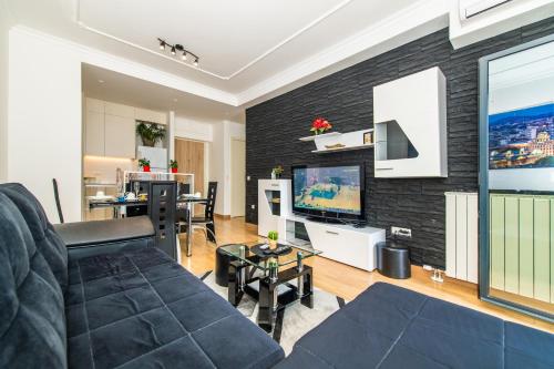 ein Wohnzimmer mit Sofa und Fernseher in der Unterkunft Modern Apartment in Belgrade Waterfront in Belgrad