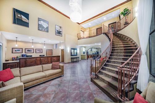 un vestíbulo con una escalera de caracol en un edificio en Baymont by Wyndham Cuero en Cuero