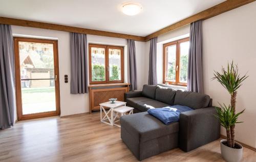 un soggiorno con divano e tavolo di Neu! Sonnige Terrassen-Ferienwohnung in den Bergen a Bad Hindelang