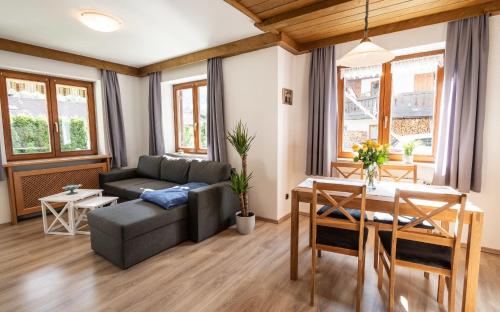 un soggiorno con divano e tavolo di Neu! Sonnige Terrassen-Ferienwohnung in den Bergen a Bad Hindelang