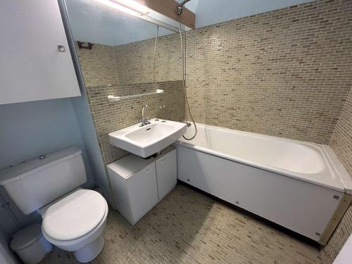 une salle de bain avec toilettes, lavabo et baignoire dans l'établissement Studio Cabine Climatisé, Plage et Piscine, 4 Couchages - Port Camargue - FR-1-250-151, au Grau-du-Roi