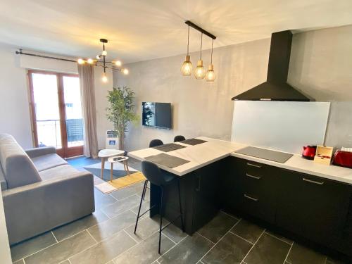 une cuisine avec un comptoir et un salon dans l'établissement Le Marignan By SCLS Locations, à Cannes