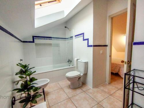 uma casa de banho com um WC e um lavatório em Beautiful 3 Bed Townhouse in Islantilla Golf em Islantilla