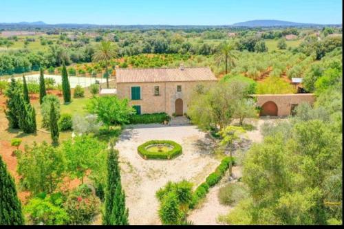 una vista aerea di una casa con giardino di Ecovilla Jeaninne by villasmediterranean a Inca