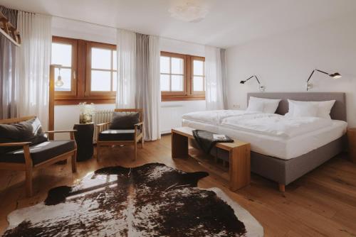 1 dormitorio con 1 cama y sala de estar en Der Hirschen, en Sankt Märgen