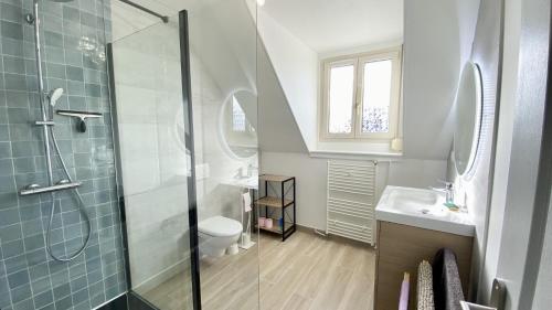uma casa de banho com um chuveiro, um WC e um lavatório. em Chez Sandrine & Tanguy em Saint-Valery-sur-Somme