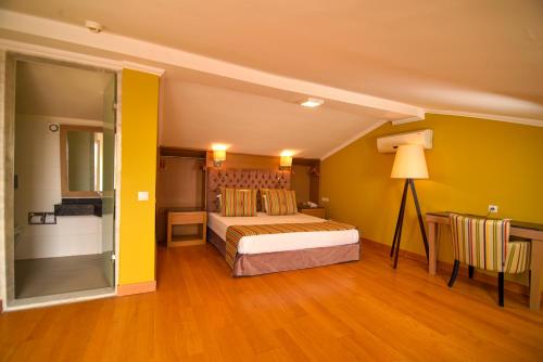 Spacious Penthouse with Terrace near Hadrian’s Gate