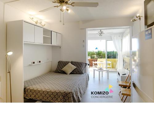 une chambre avec un lit et un salon dans l'établissement « L’Ecume » Terrasse Rez-de-chaussée/Front de mer, à Leucate