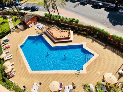 una vista aérea de una piscina con dos personas en ella en Apartment Los Gavilanes en Isla Canela